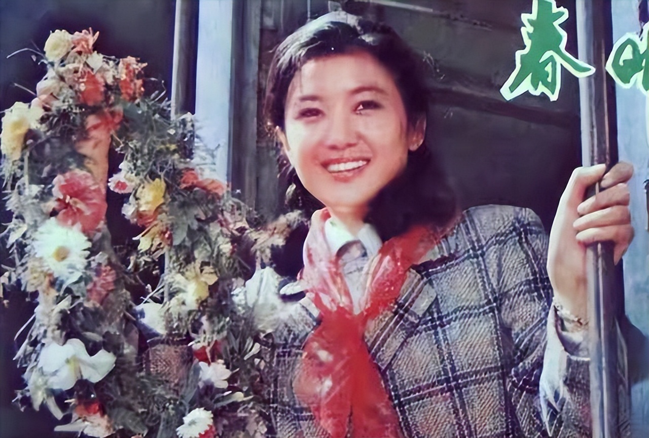 成央视红人后，她和工人离婚再嫁香港富豪，如今定居美国安享晚年