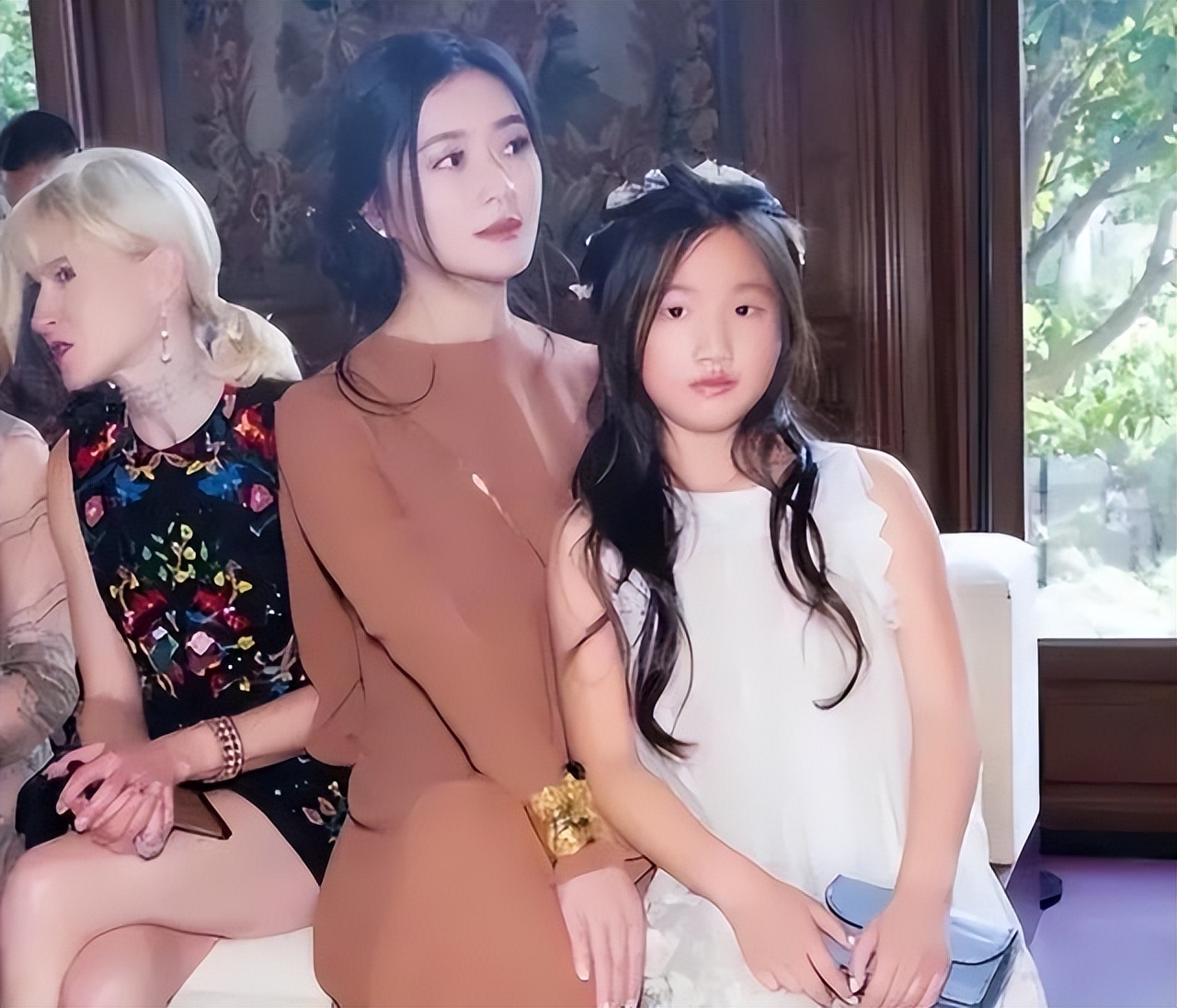 曾是陆毅前女友，丈夫狱中离世留下130亿遗产，她却选择重新拍戏