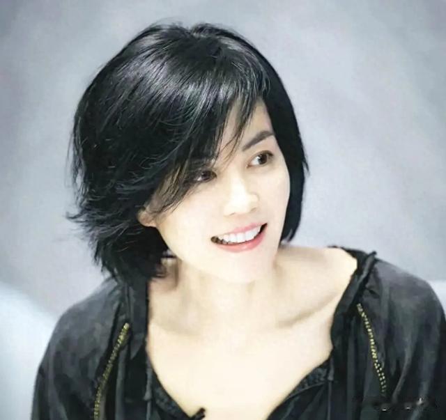 王菲下班被偶遇，扎着丸子头，小跑上车，身材轻盈，少女感十足！