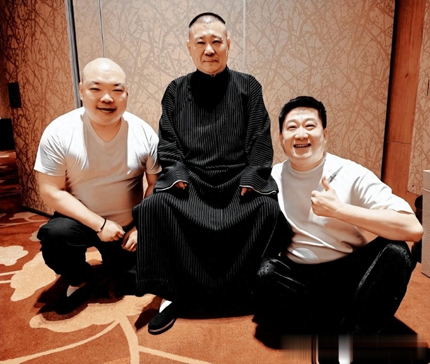 德云社张鹤伦晒照，五天三场大型演出，全国到处跑，节日也闲不住