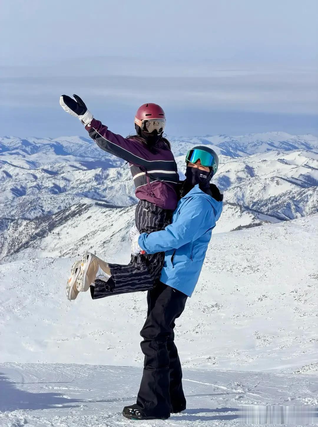 杨采钰大方秀恩爱，晒与男友滑雪照浪漫又温馨，两人仍未走进婚姻