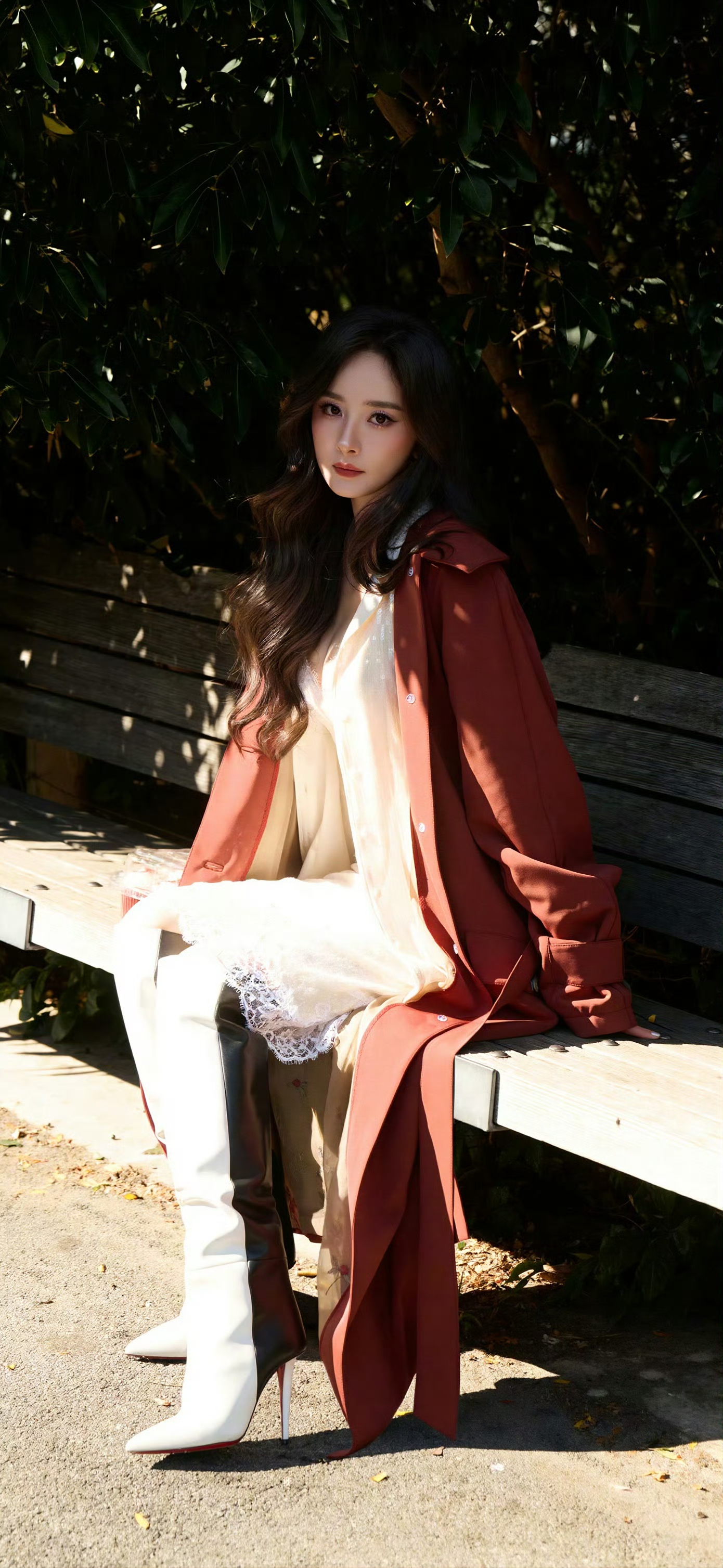 杨幂：秋日画报里的风格诗人，在季节褶皱中写就魅力长诗