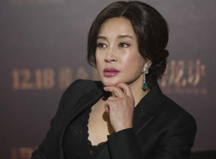 70多岁8个男友、凌晨北京去世、偷税漏税，刘晓庆身上谣言太离谱