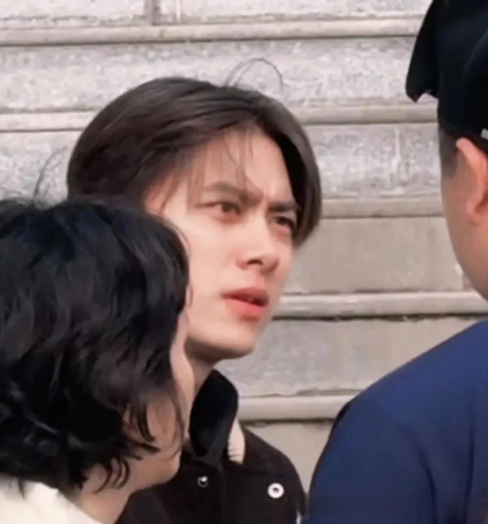 38岁李易峰在大孤山上香祈福,他的穿衣打扮低调,状态看起来不错