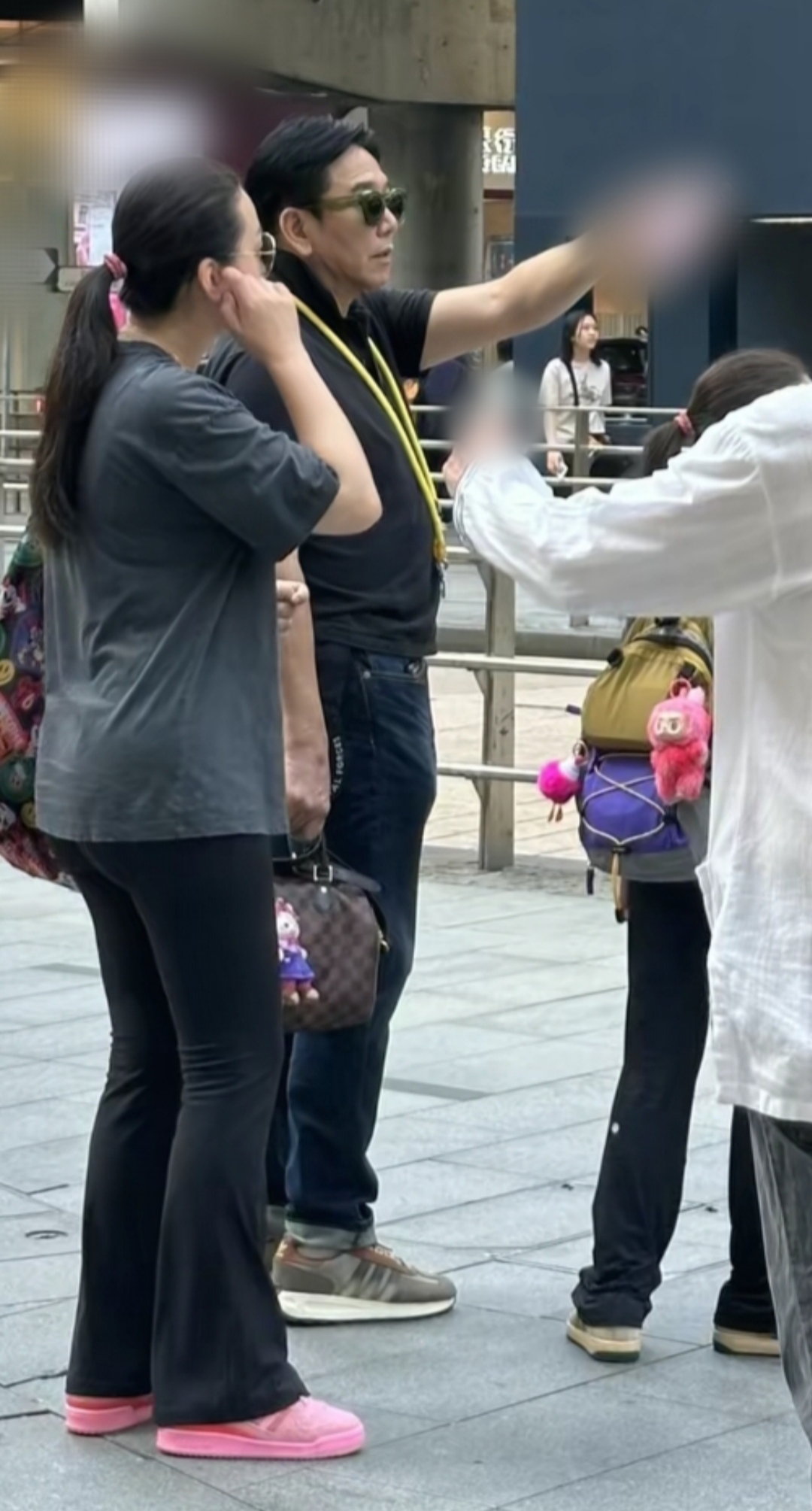 61岁温兆伦携家人在香港旅游,妻子赵庭罕见亮相,女儿和爸爸很像