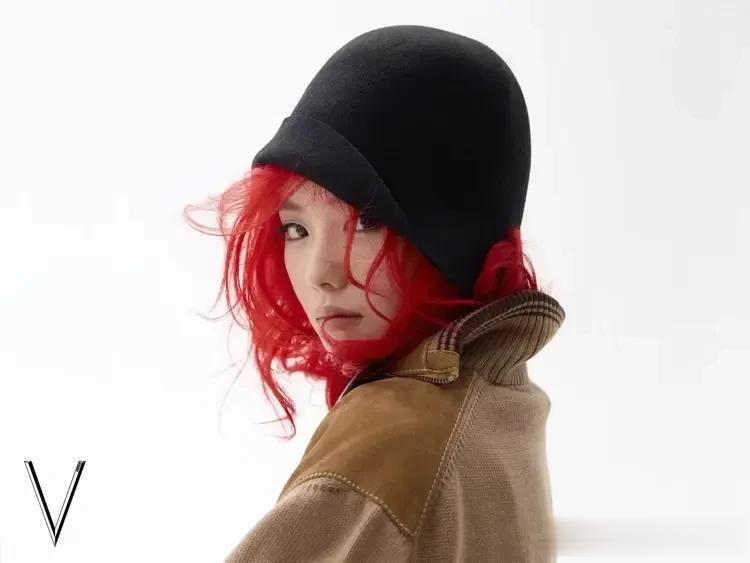 刘浩存红发妆造酷飒不羁又酷又甜,穿棕色皮衣气场强大!