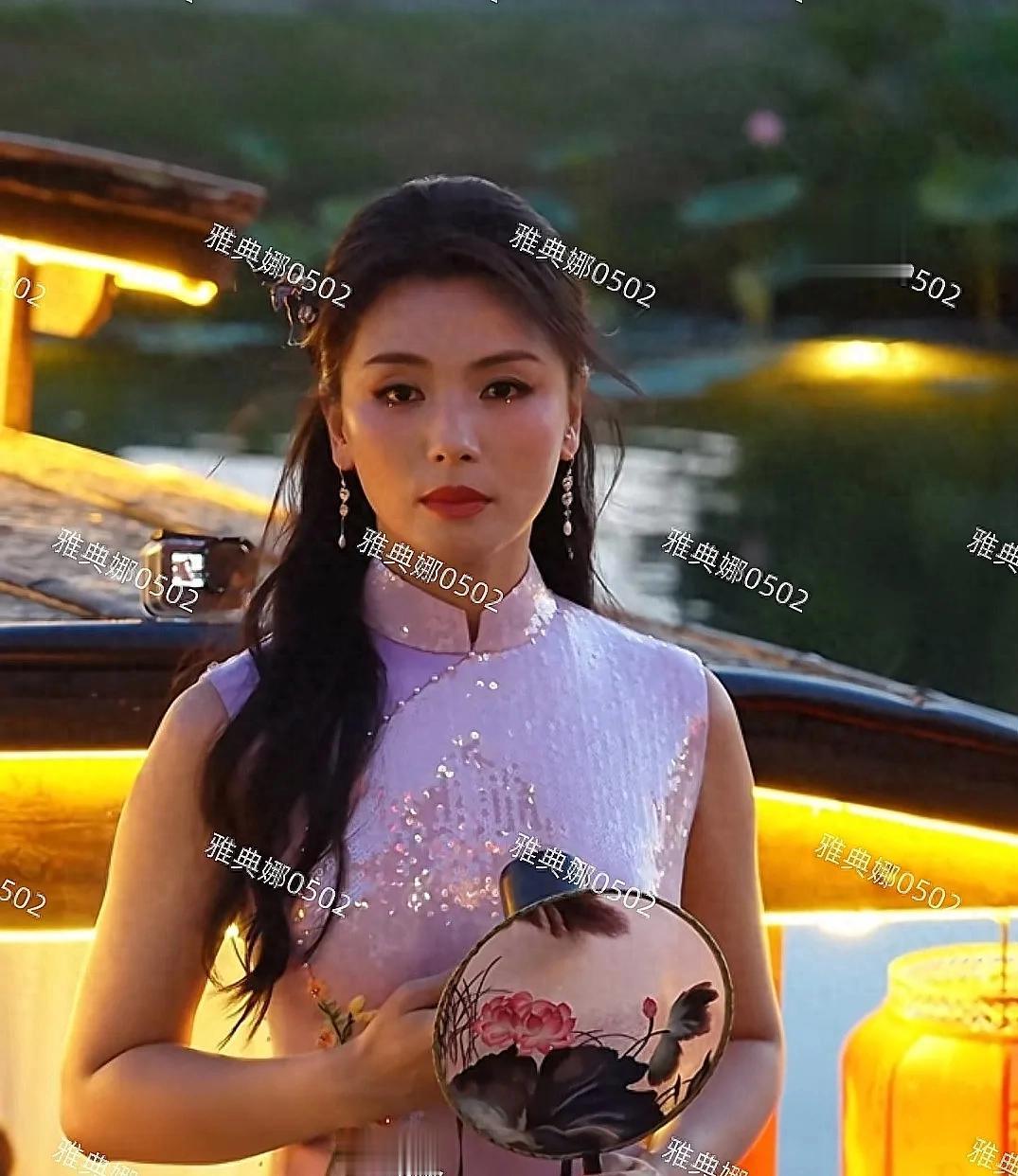 刘涛本人没有网上说的那么年轻漂亮，本人皮肤黝黑骨架大一脸苦相