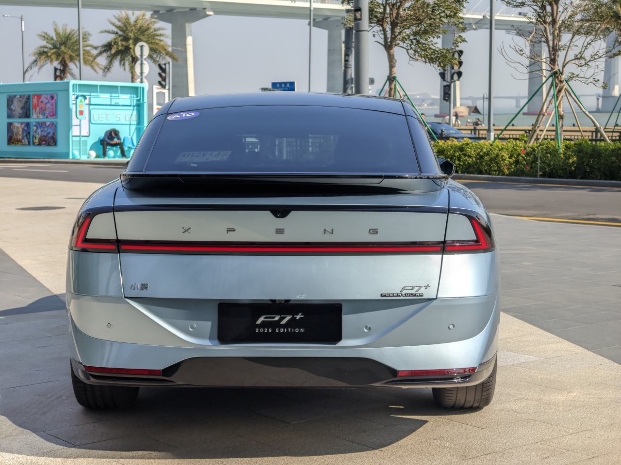 首试小鹏P7+超级增程版：外观更年轻、座舱更AI，底盘柔中带韧