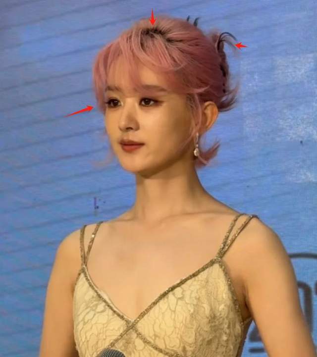 赵丽颖绯闻后首亮相！粉发造型被说“精神小妹”，美背杀疯全场！