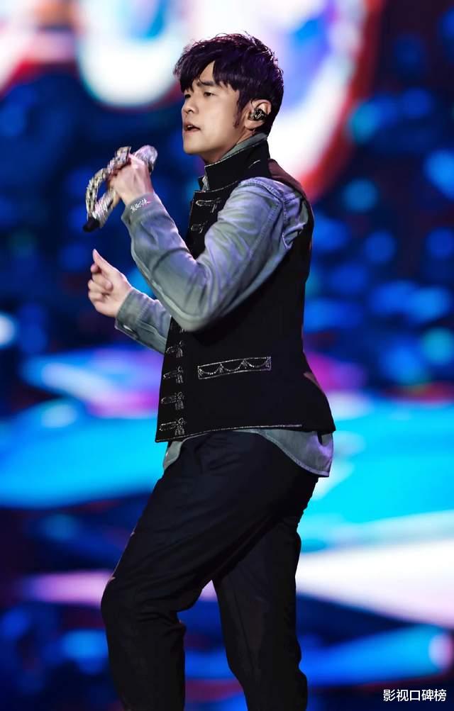周杰伦演唱会频划水，3小时唱了90分钟，1800门票只能听模糊音响
