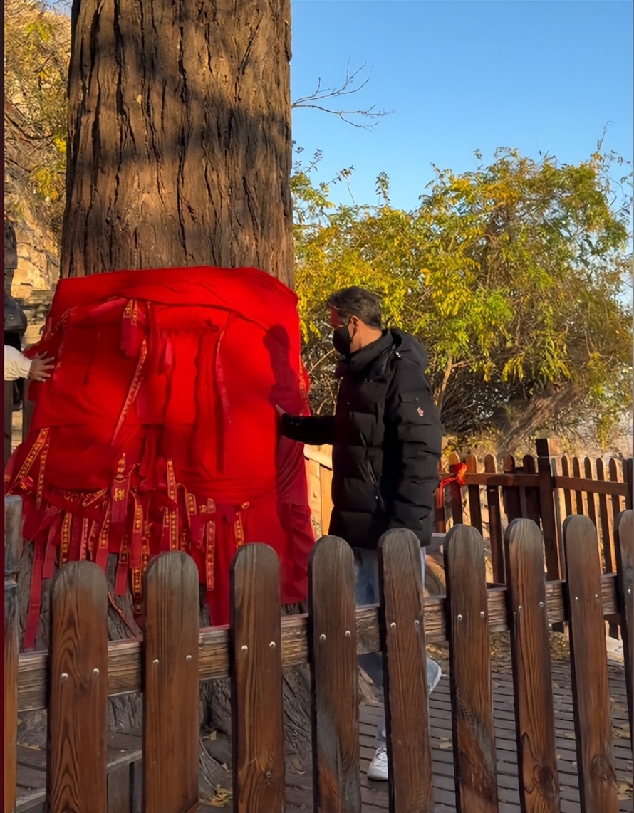 辛柏青现身大孤山还愿！老了瘦了脸依旧憔悴，笑着合影却尽显沧桑