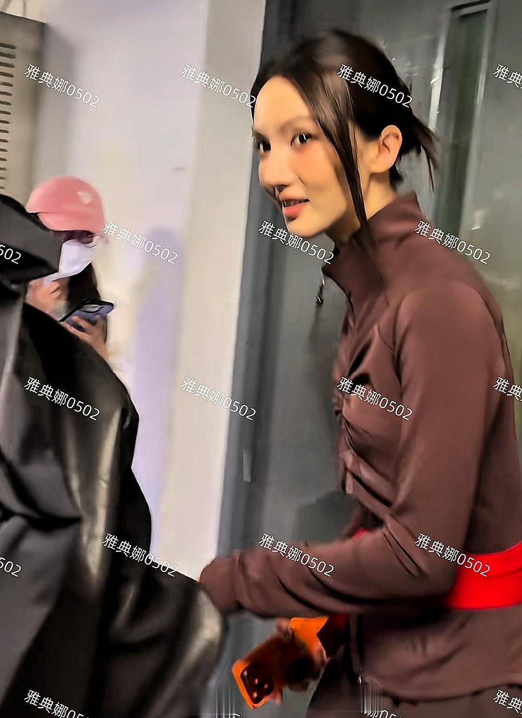 酒店地下停车场偶遇金晨，又瘦又白五官超精致但跟以前又不一样了