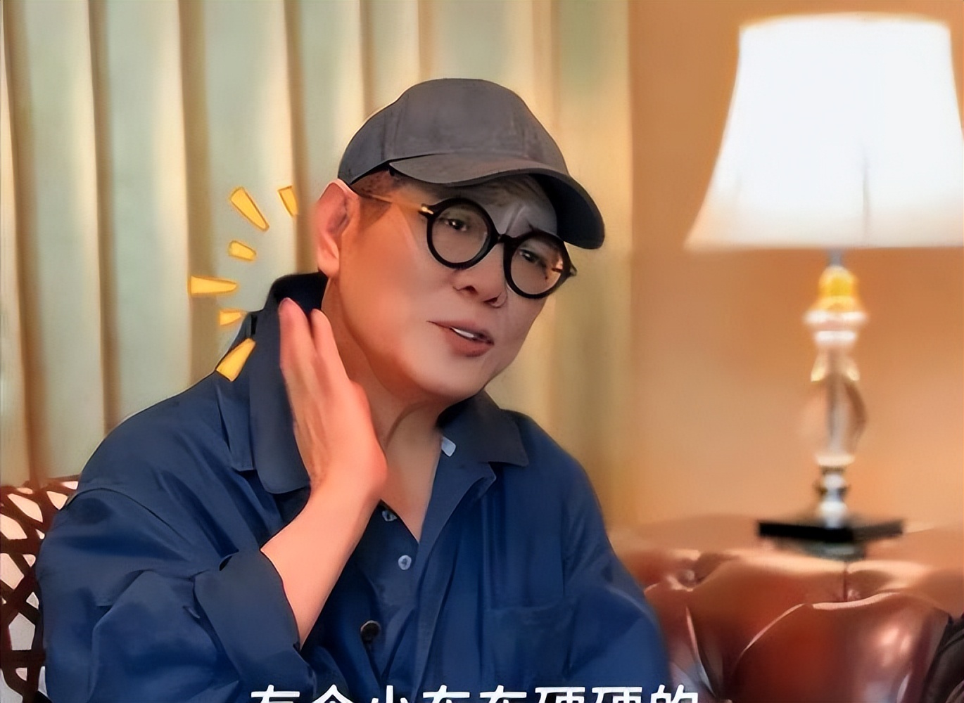 成龙被传“去世”后首次露面，深夜牵狗买面包，步伐稳健状态不错