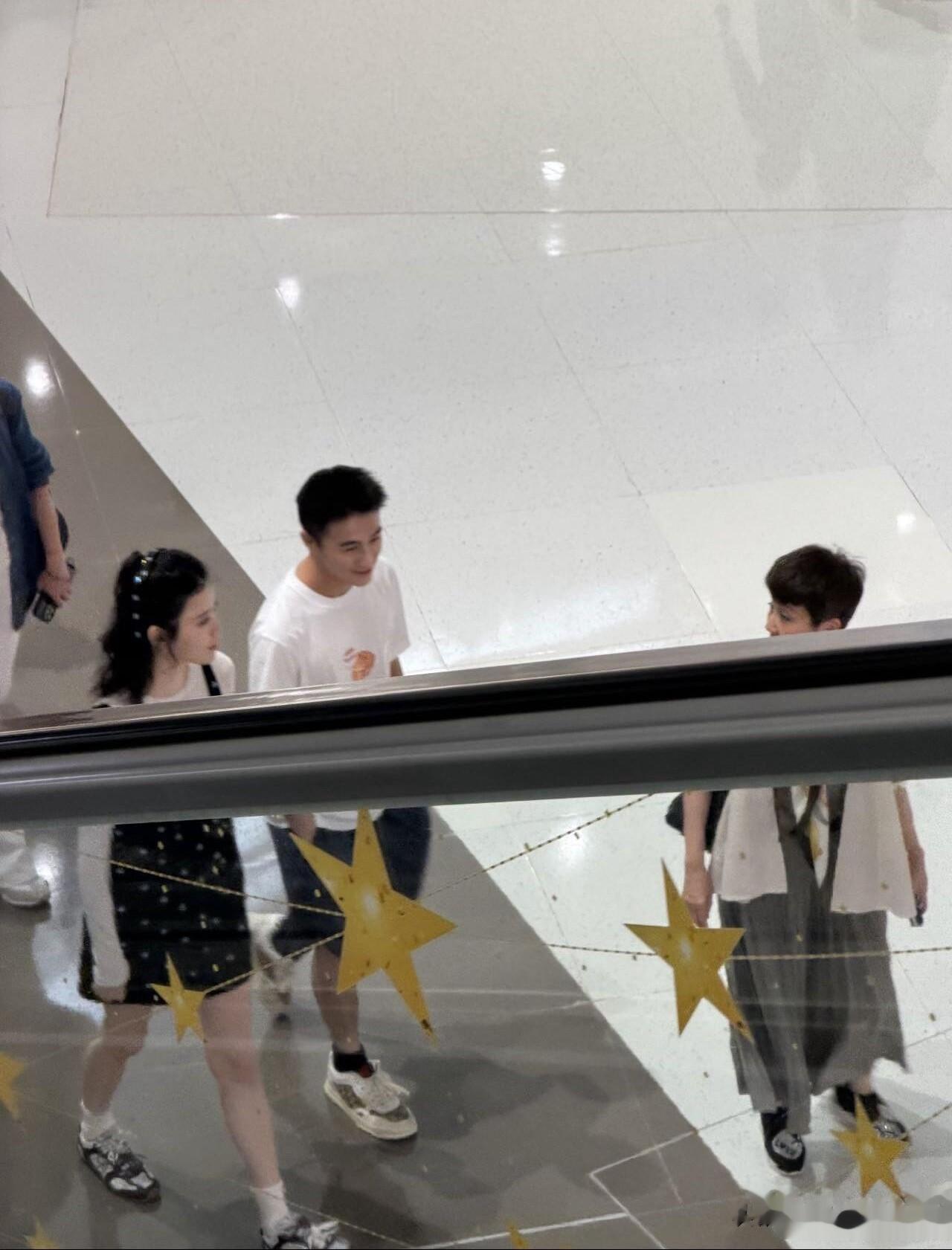 奚梦瑶、何猷君、赌王四姨太三亚逛街被偶遇,奚梦瑶又高又瘦又美