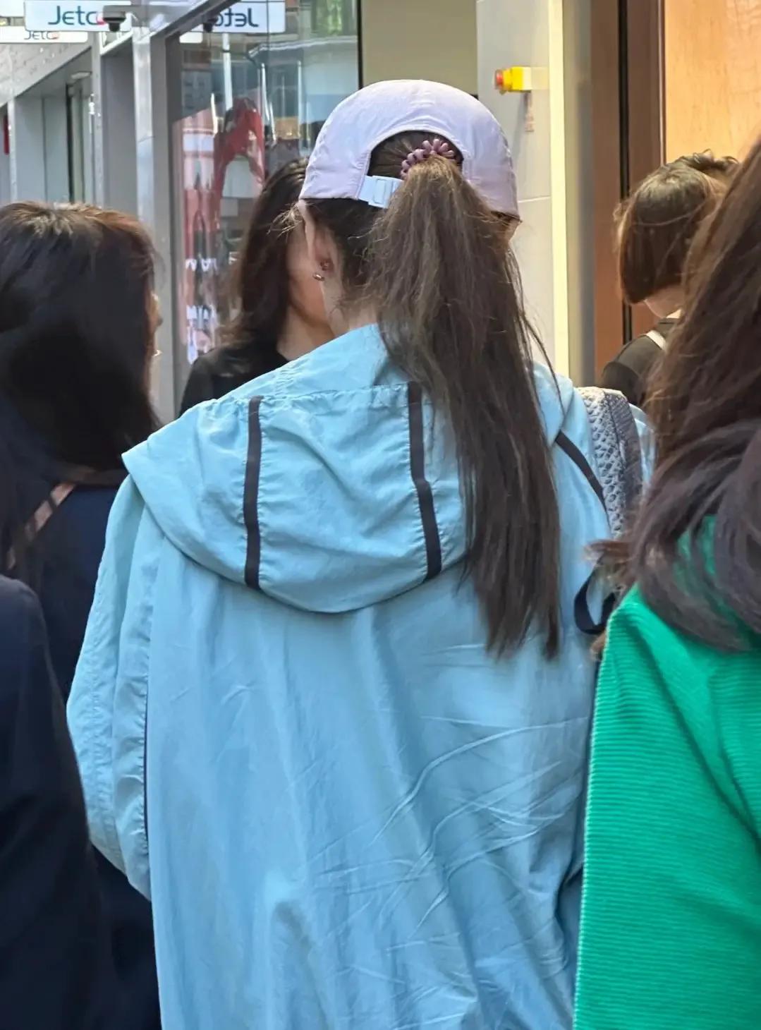 李嘉欣带俩工作人员逛街！提了四个爱马仕袋子太阔气，背影像少女