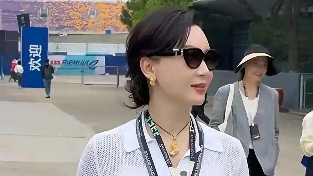 48岁陈数状态依旧很好，丝毫看不出年纪，站在人群中很亮眼