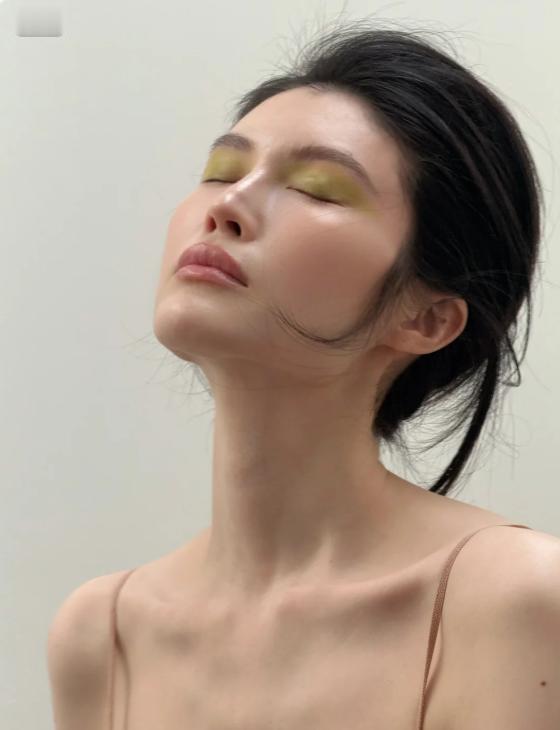 何穗拍锦绣杂志开年刊！穿睡衣披着床单都超美，为儿子只工作半日