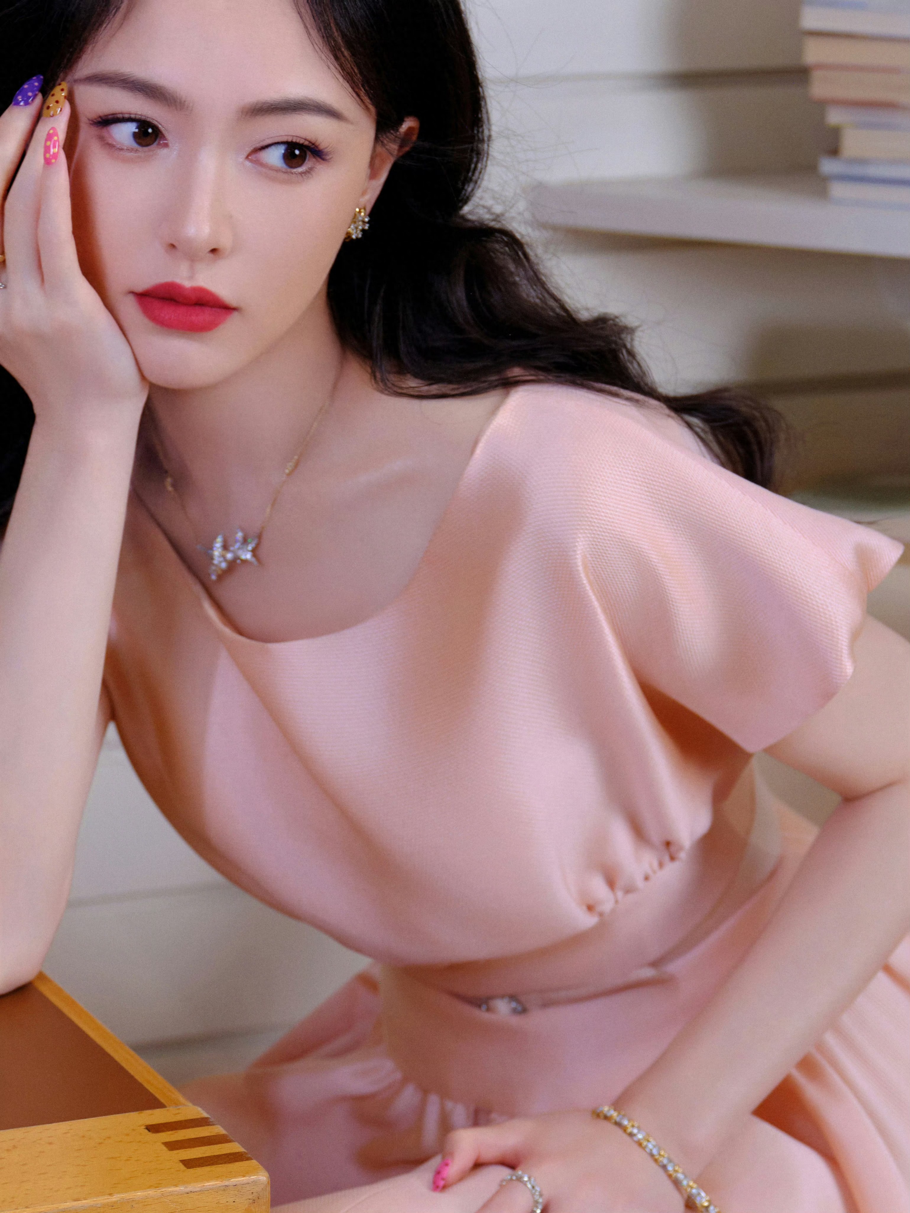 42岁唐嫣，身穿粉色公主裙，你说美不美