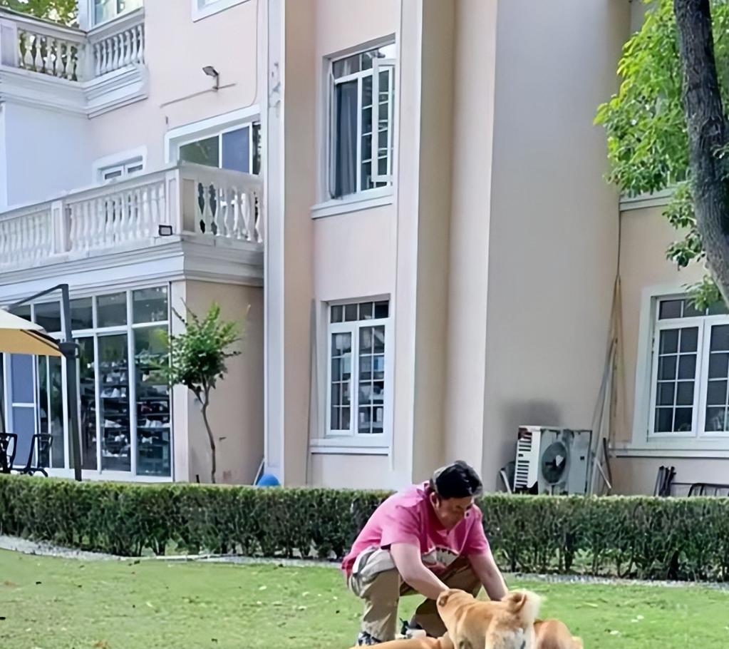 国内挣钱国外花？59岁演员祖孙三代定居美国，高调炫耀奢侈生活！