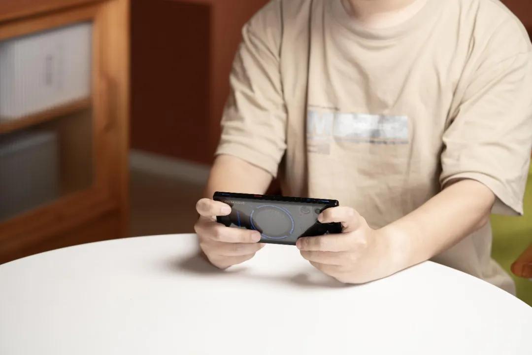 紅魔11 Pro+測評：手機上用水冷到底是不是噱頭？