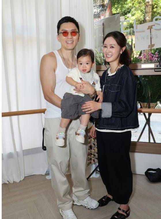 TVB男星因妻子喂食儿子引争议，霸气护妻怒怼网民