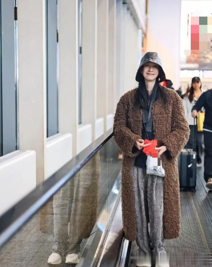 倪虹洁机场私服真时髦!棕色羊羔毛大衣+灰色毛呢裤,高级又洋气