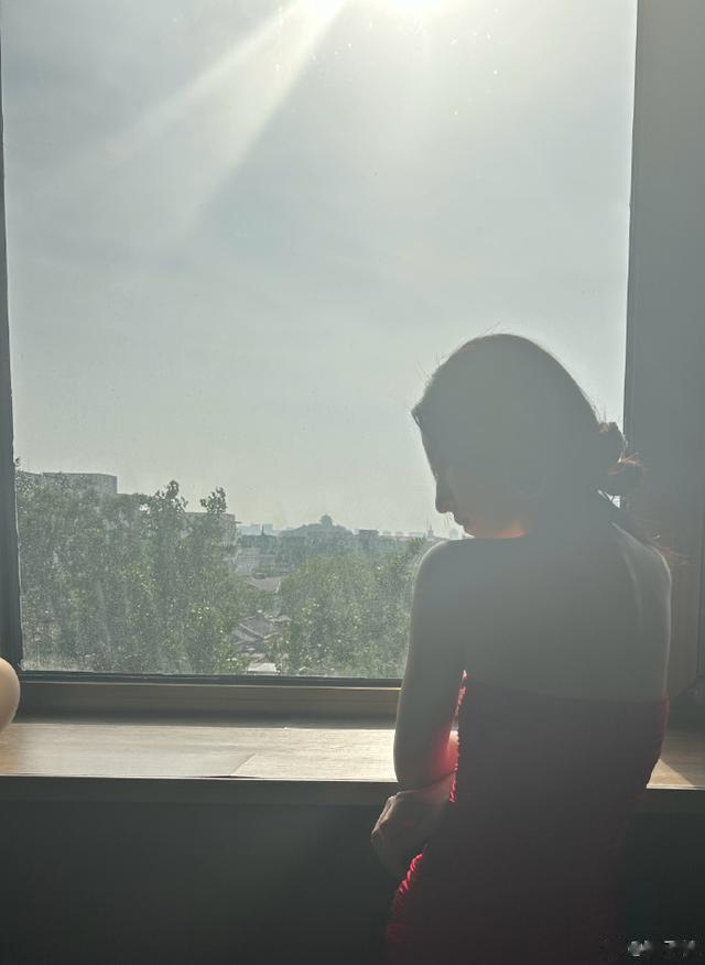 23岁张子枫晒近照，妹妹穿礼服裙惊艳漂亮，锁骨窝能放鸡蛋太瘦了