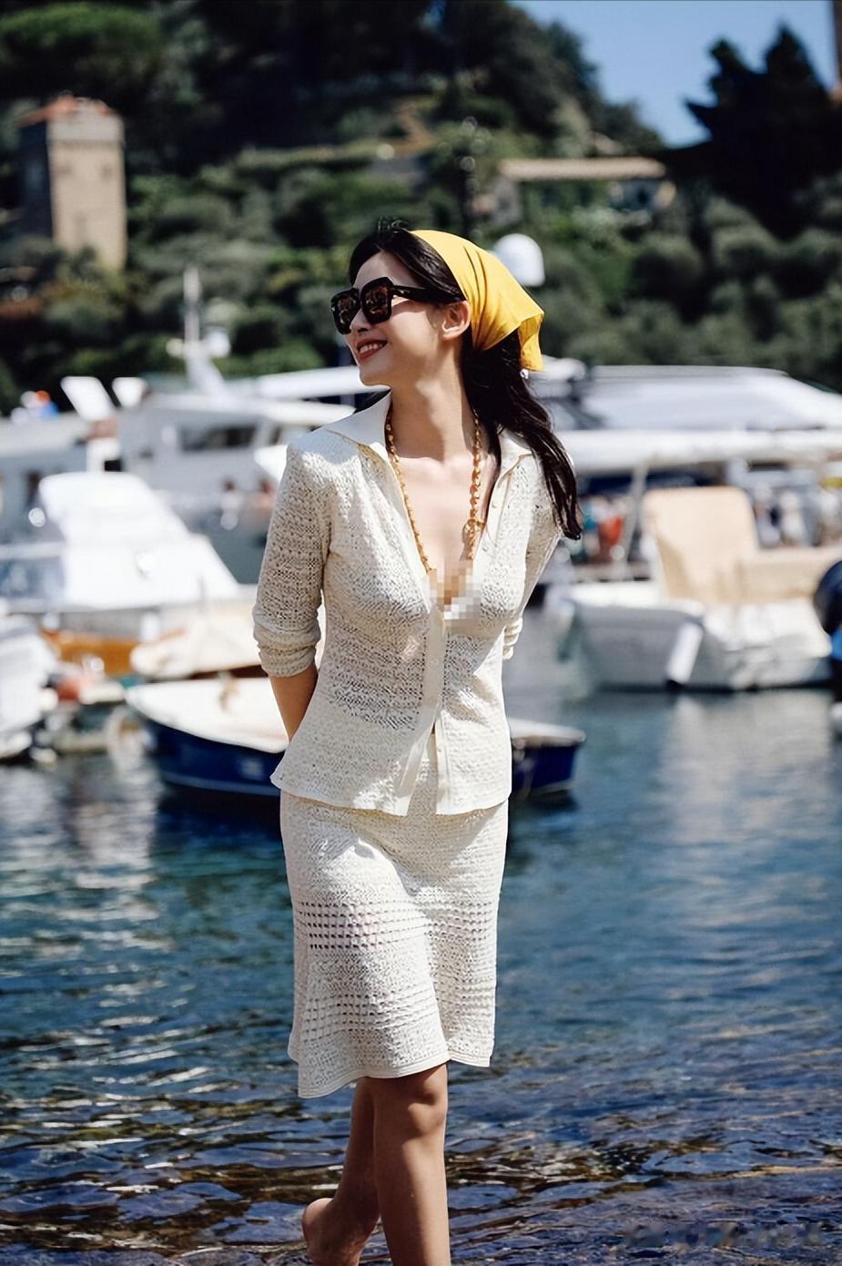 朱珠和老公在新加坡路边等车,她的老公身材高大,长相英俊。