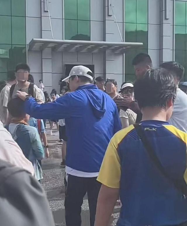 11岁霍中曦冒雨逛军营，镜头前很害羞，霍启刚全程陪同细节都是爱