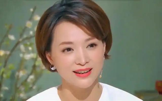 没想到，丈夫密春雷的争议过去仅三年，董卿就以“这种姿态”出现