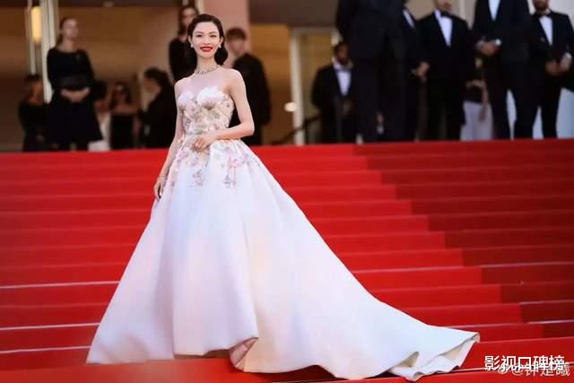 钟楚曦把岭南特产带上红毯,时尚造型满分,活该她红