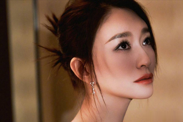 一脸凶相的孙俪算不算大美女呢?看她跟杨幂、周迅的合照就知道了