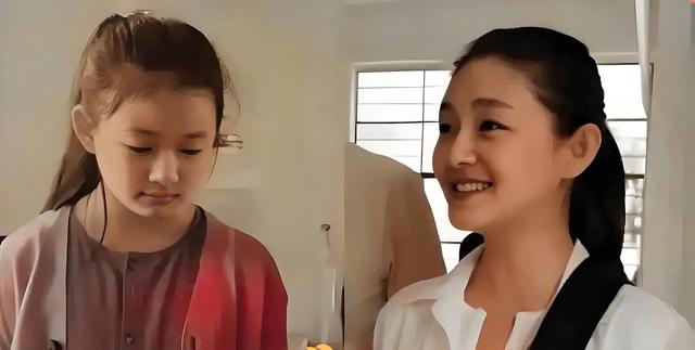 小玥儿五官长得精致像爸爸,身影气质举止全是妈妈的翻版