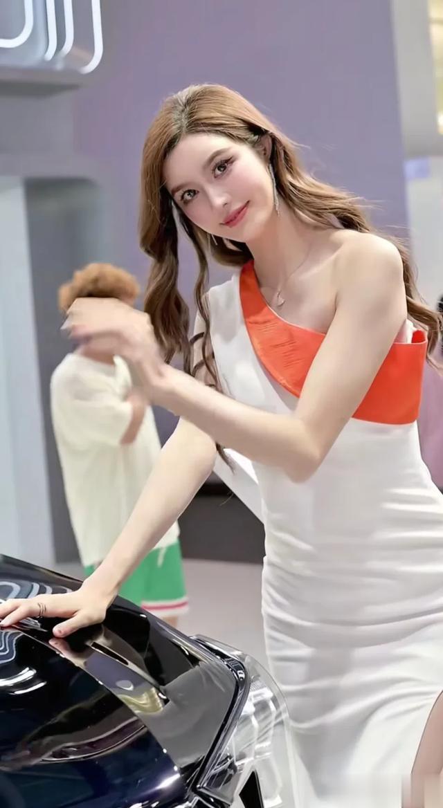 橙衣模特凯莉,曾是《非诚勿扰》女嘉宾,世界小姐东北亚军