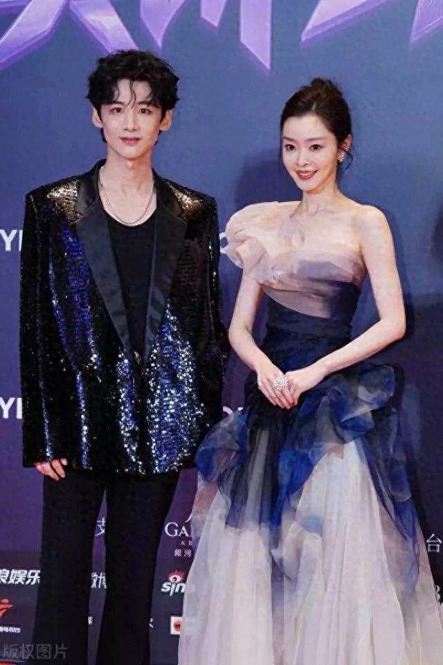 35岁宋轶走机场也大秀，穿“斑马裙”身材绝了，美到差点认不出