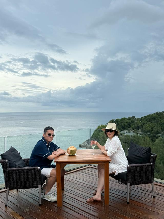 59岁刘嘉玲晒最新高清美图！一袭露背白裙，仙气与霸气双开