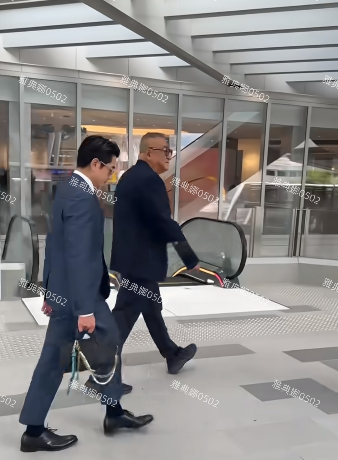 郭富城虽然不高，但也不会像黄晓明头发吹老高穿厚底鞋清爽又年轻