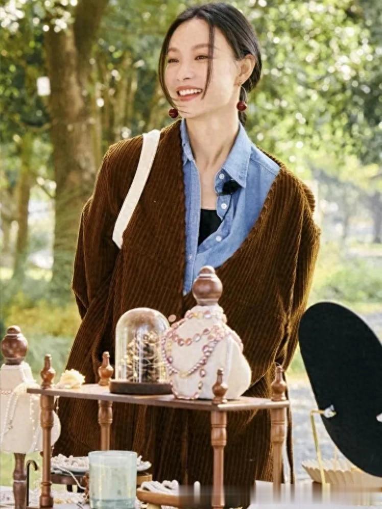 倪妮真是穿搭高手!美拉德外套+阔腿裤+德训鞋,时髦洋气又减龄!