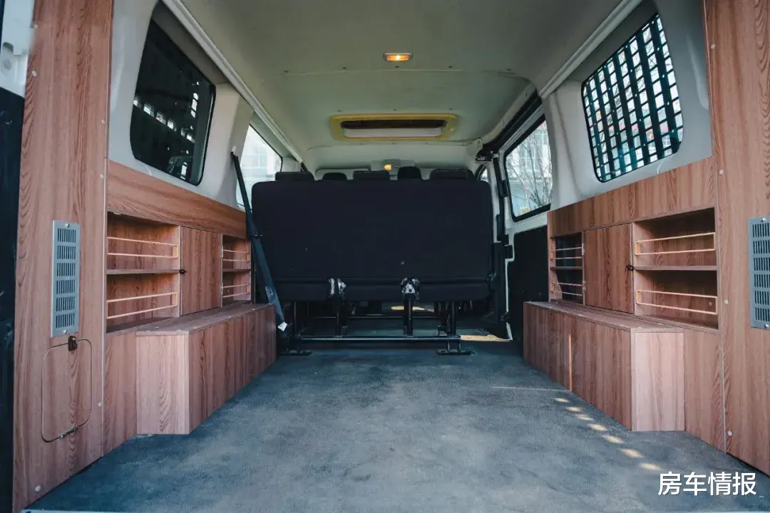 真男人就玩这个！依维柯4驱越野宿营车，上山下河特别轻松