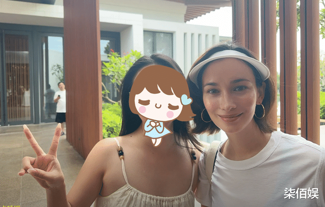 卢靖姗带女儿海南度假，孕期身材管理的真好，一点都没肿皮肤也好