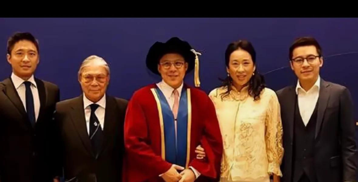 霍震霆朱玲玲现身小儿子婚礼！笑容满面对儿媳满意，俩人相处体面