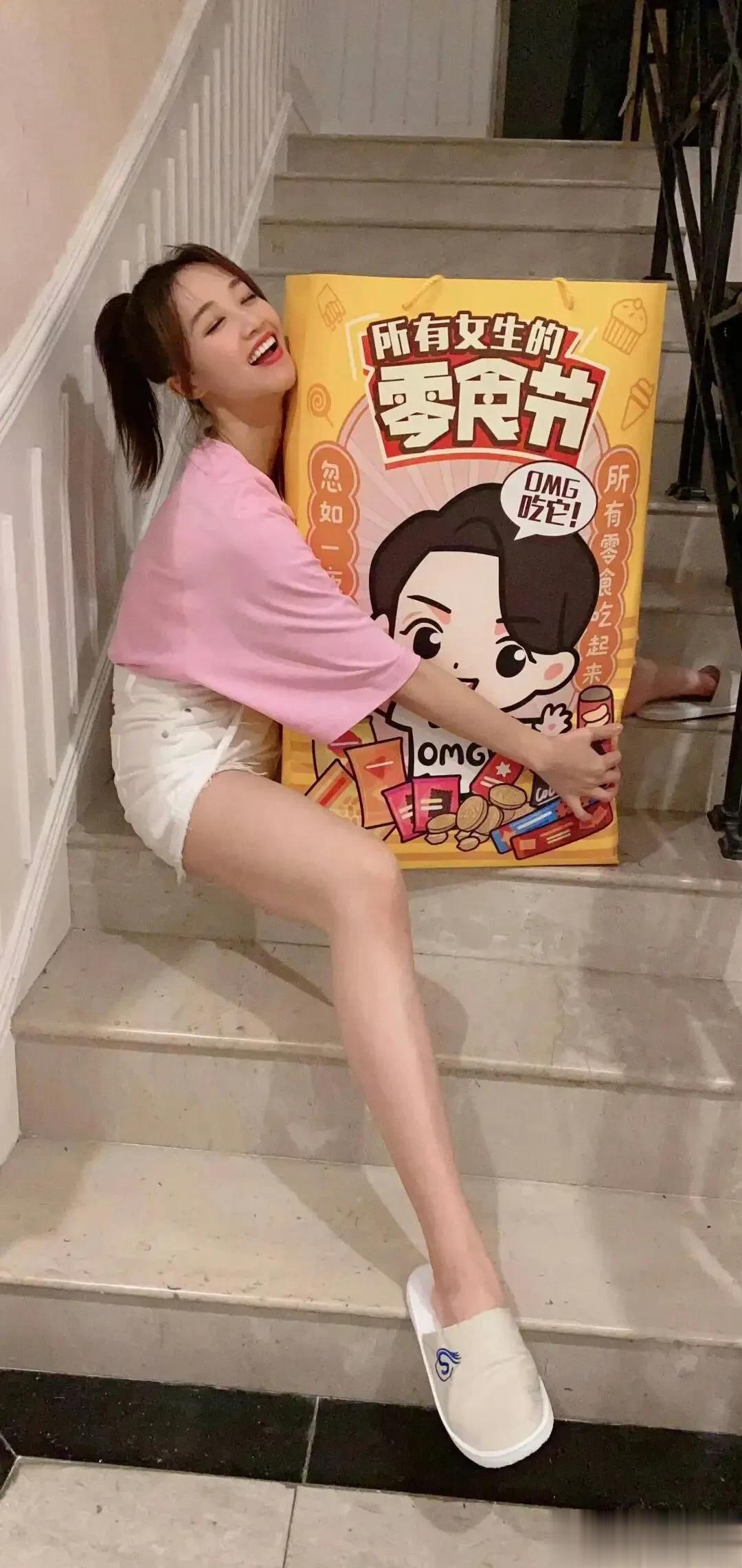 零食堆里的蓝盈莹好可爱，粉衣白短裤秀出超长腿