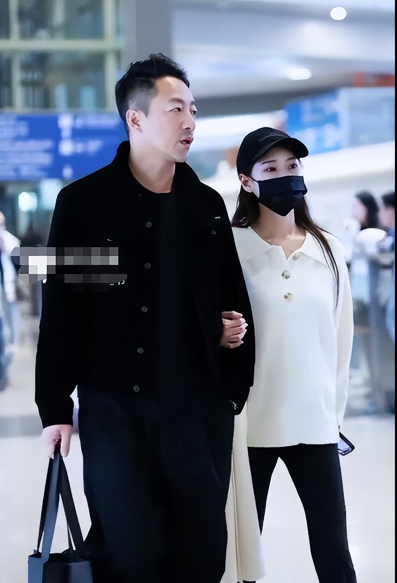 汪小菲夫妻现身机场，马筱梅挺孕肚步履蹒跚，刚陪完大S儿女回京