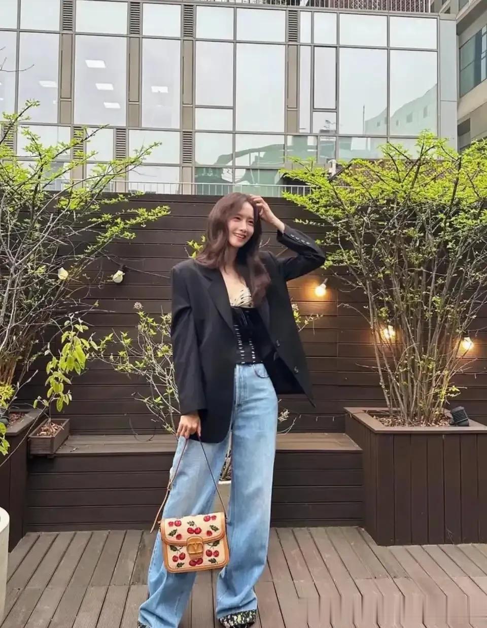 林允儿不愧是“童颜女神”，3套冬日穿搭氛围感拉满，又白又美！