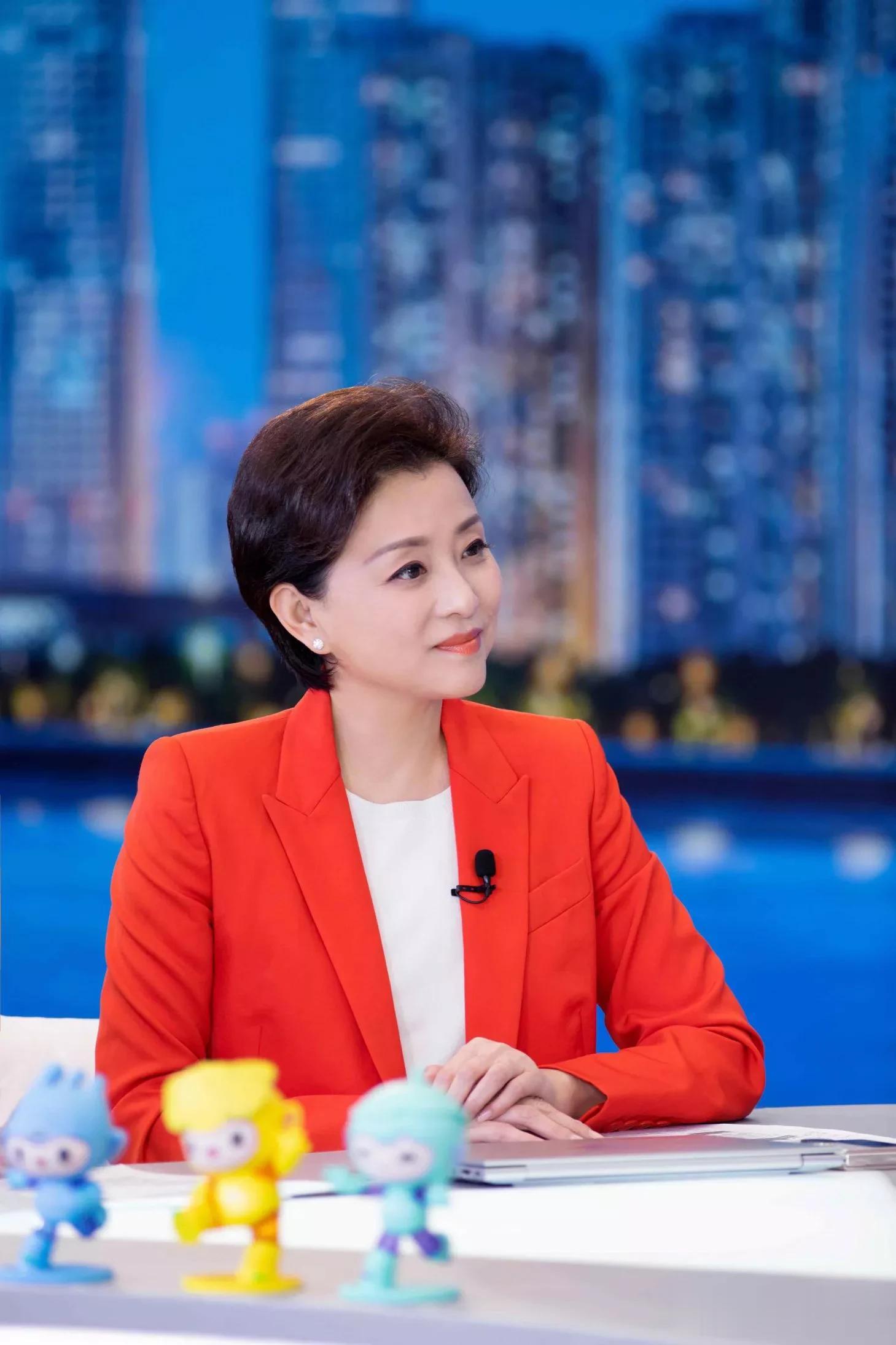 57岁杨澜在新加坡被撞见,身形发福,体态不太好还脖子前伸