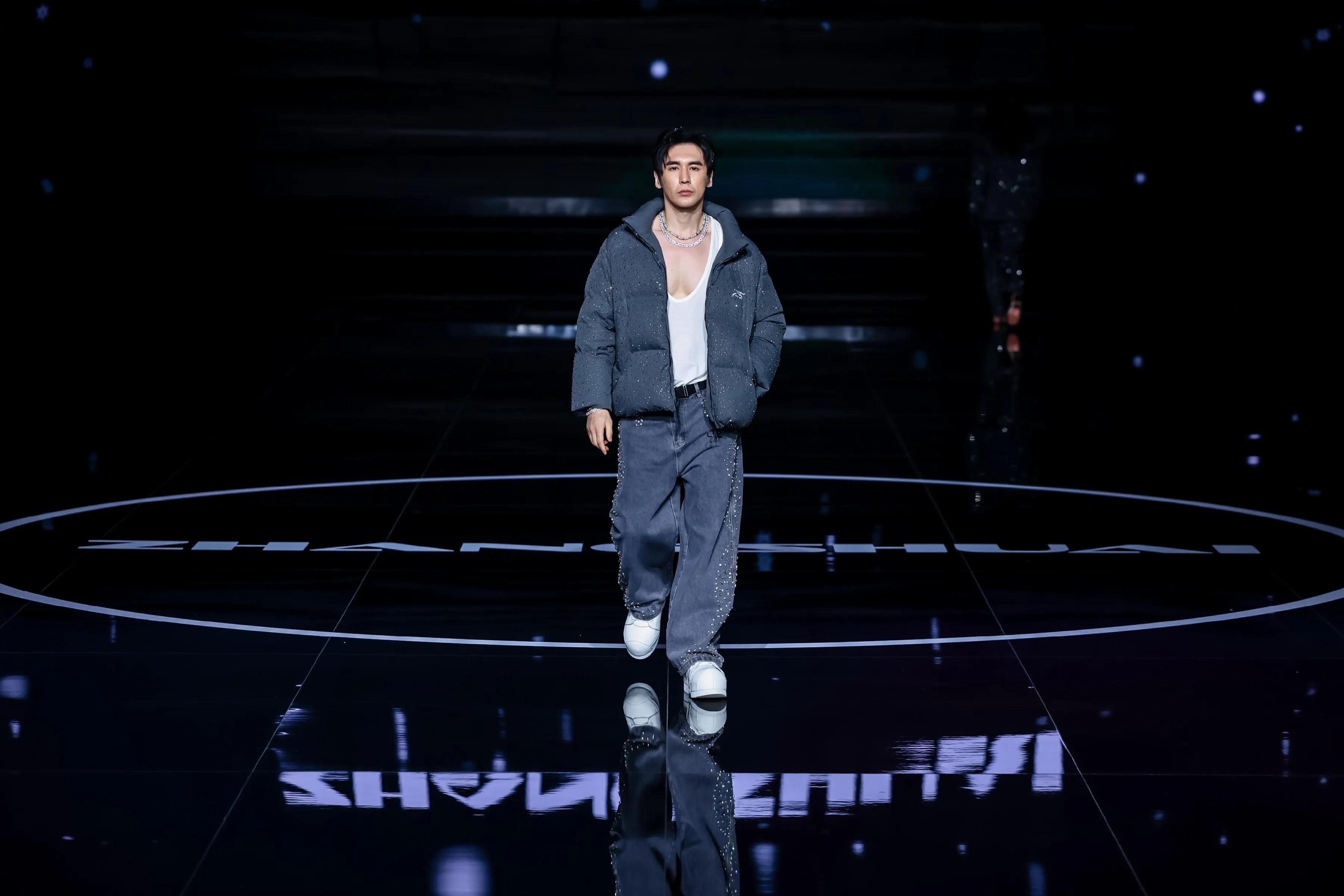 赵文卓牵女儿手走秀,甜馨比李小璐成熟,秋瓷炫台下看于晓光!