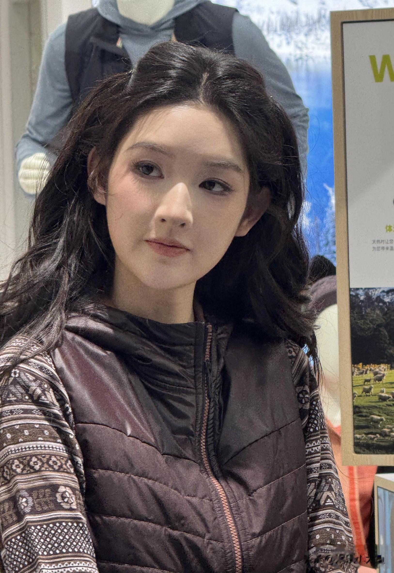 王玉雯北京出席线下活动，一袭浪漫波浪卷造型，这优雅范儿太绝了