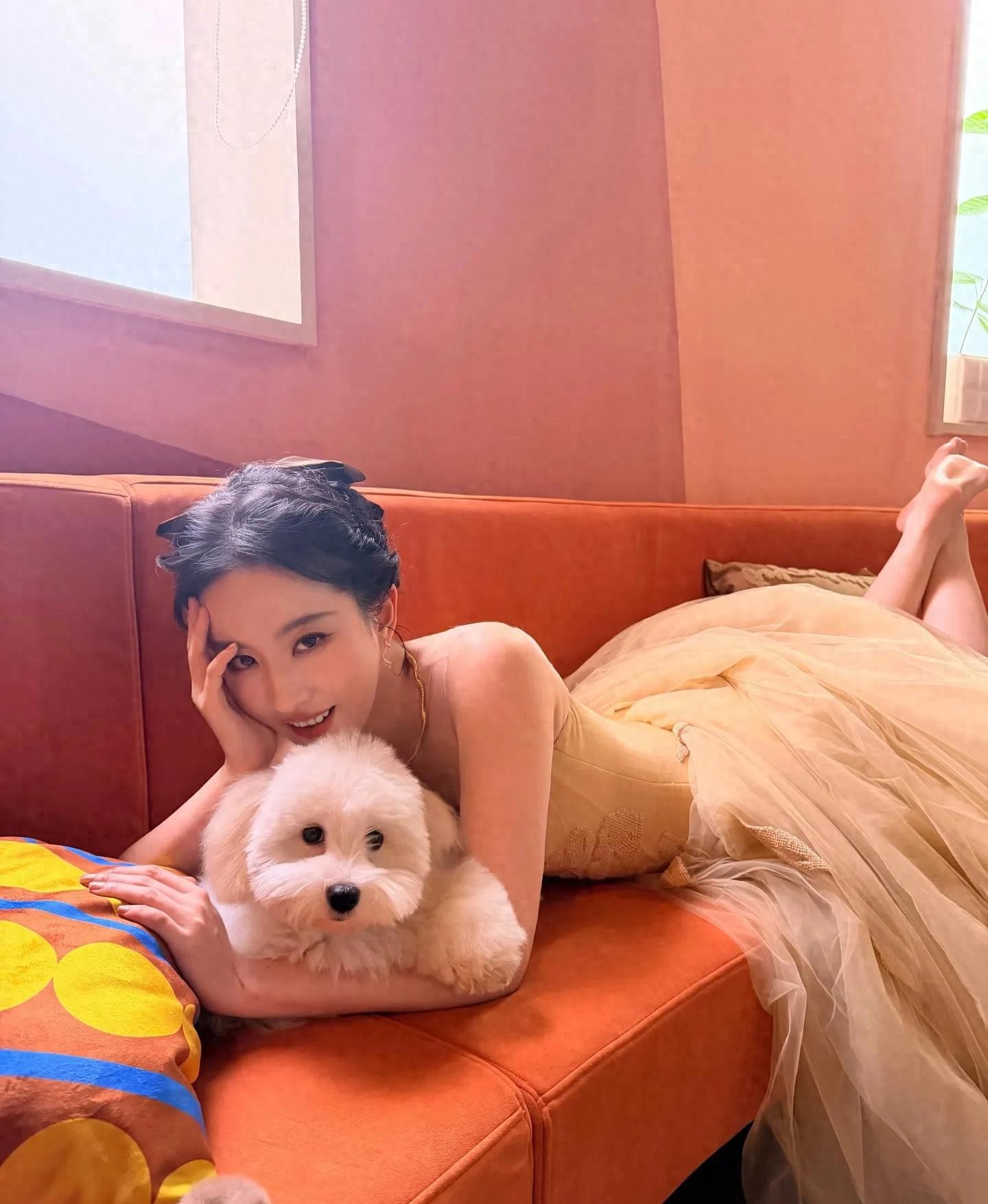 神仙姐姐刘亦菲初雪晒照，12万紫貂外套穿出少女感，美得像18岁