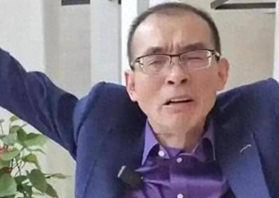 谢妈意外露脸！打扮休闲有气质，挽着谢爸的手，一家六口超有爱