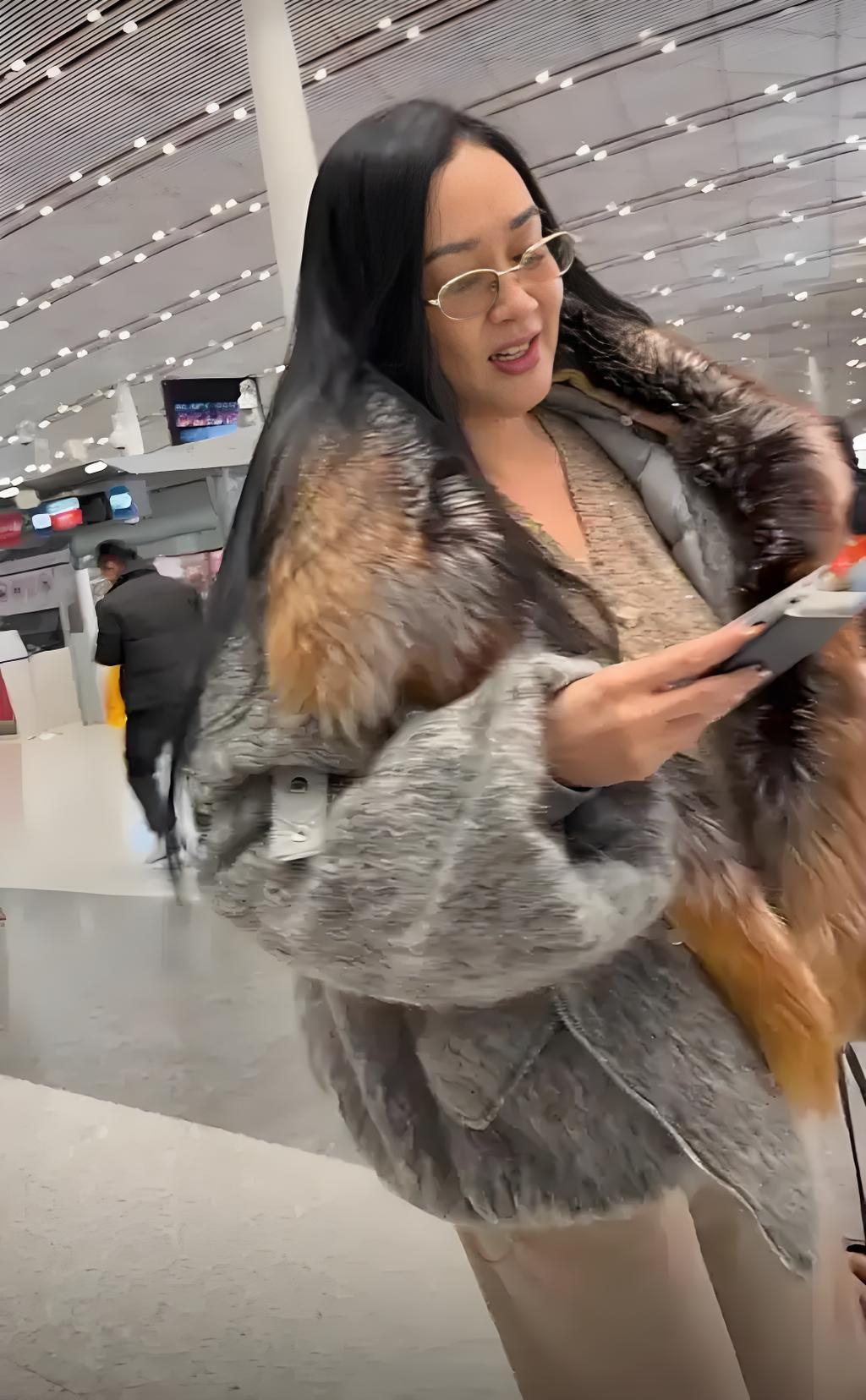 钟丽缇机场大胆穿搭!普通人穿像麻袋她靠气场硬撑,虽遮肉但显壮